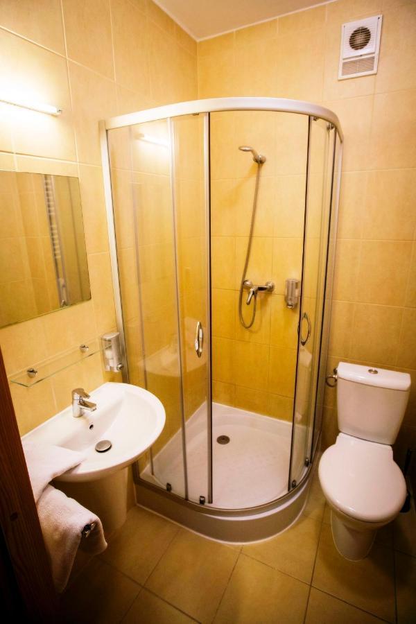 Hotel Luka Радом Екстериор снимка