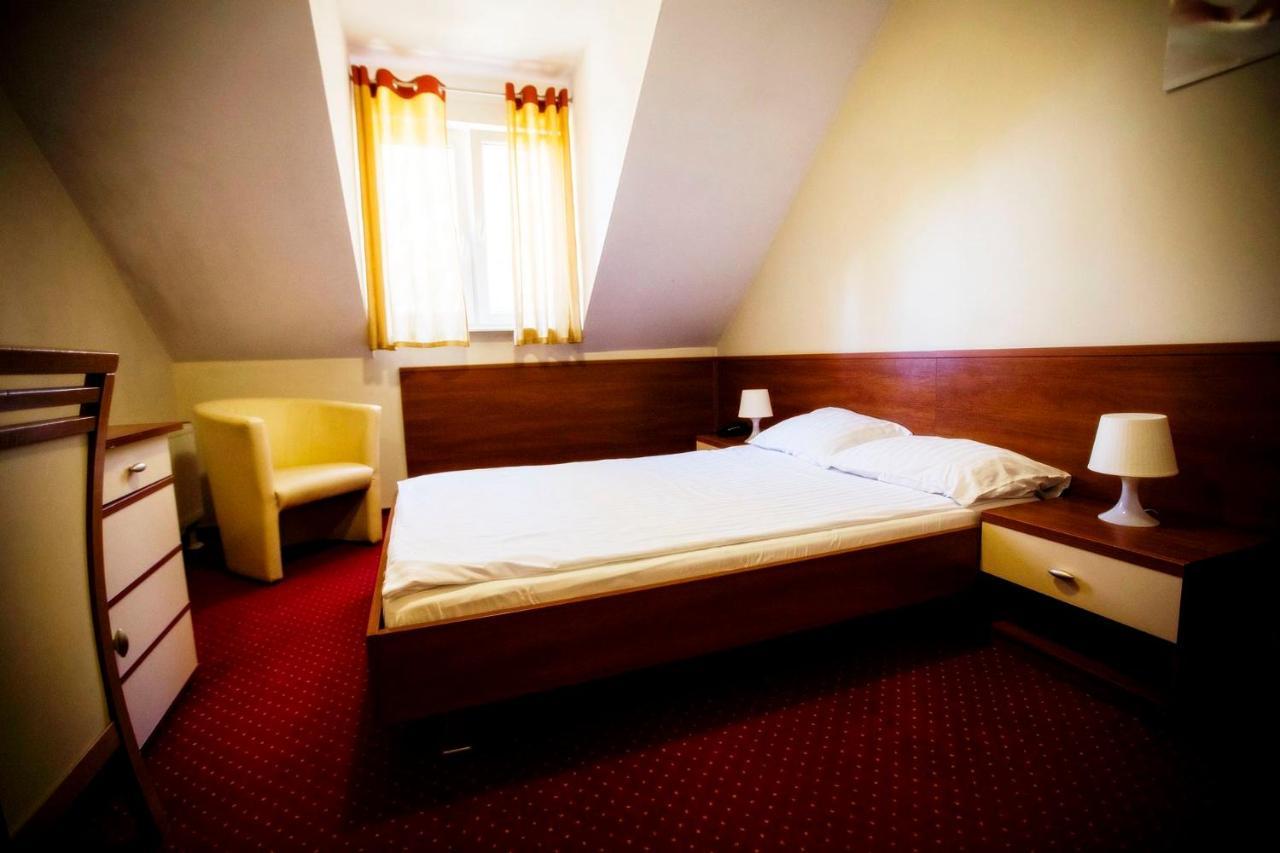 Hotel Luka Радом Екстериор снимка