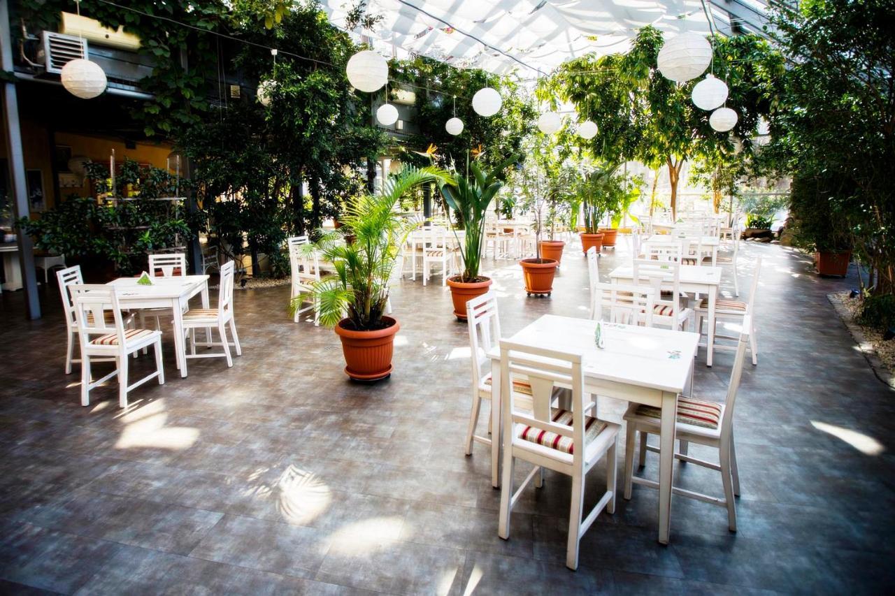 Hotel Luka Радом Екстериор снимка