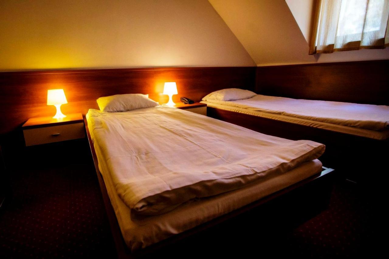 Hotel Luka Радом Екстериор снимка