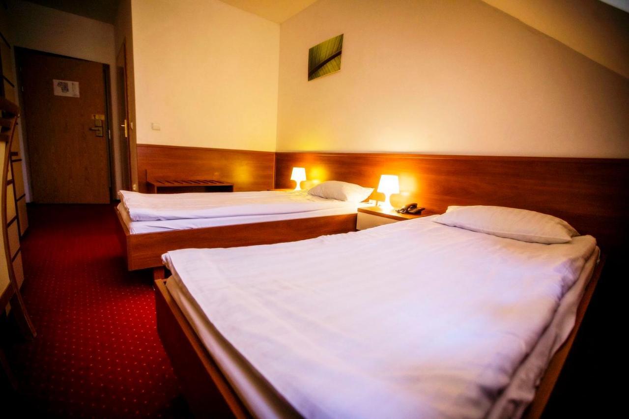 Hotel Luka Радом Екстериор снимка