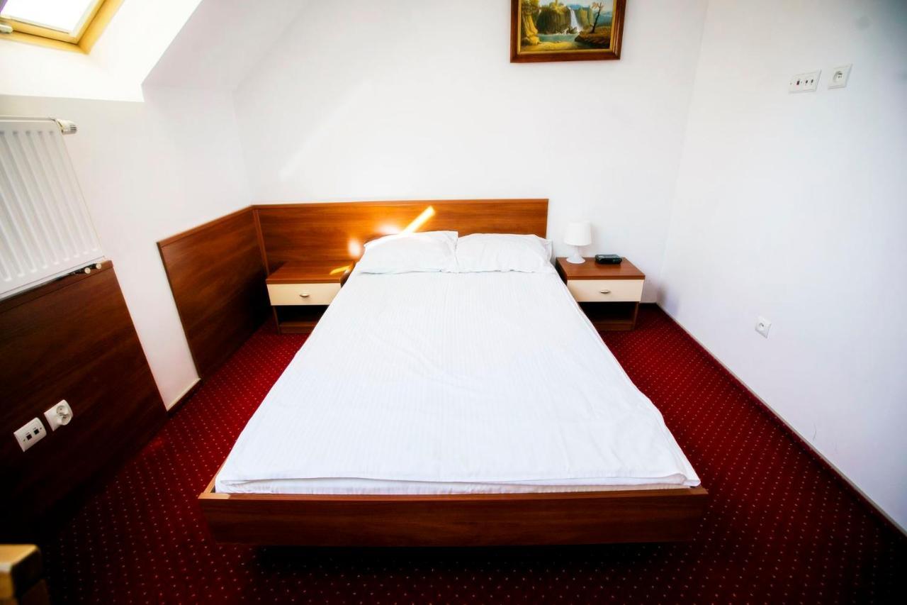 Hotel Luka Радом Екстериор снимка