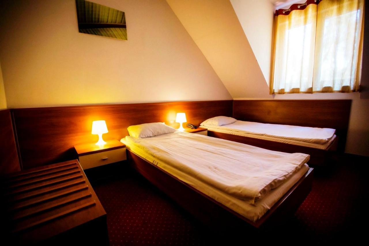 Hotel Luka Радом Екстериор снимка