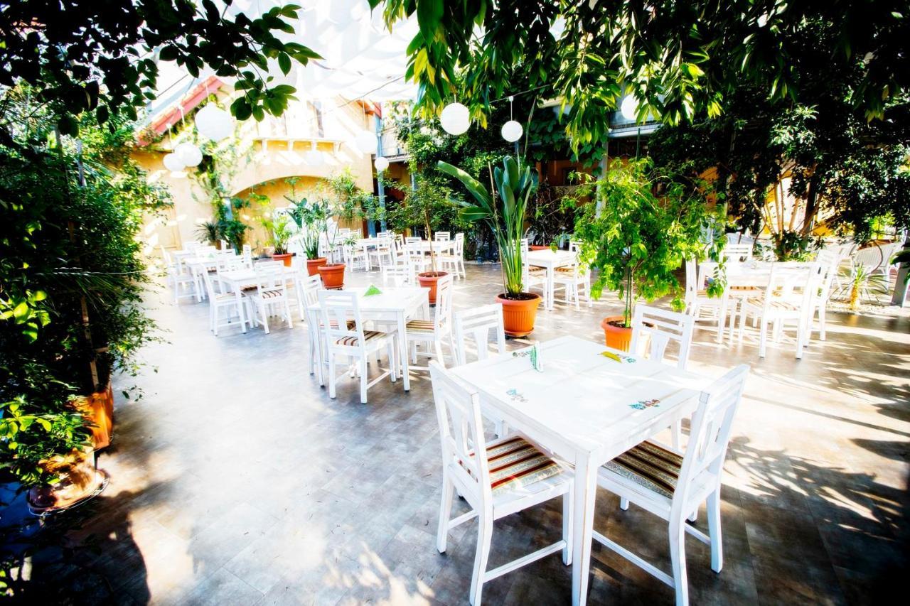 Hotel Luka Радом Екстериор снимка