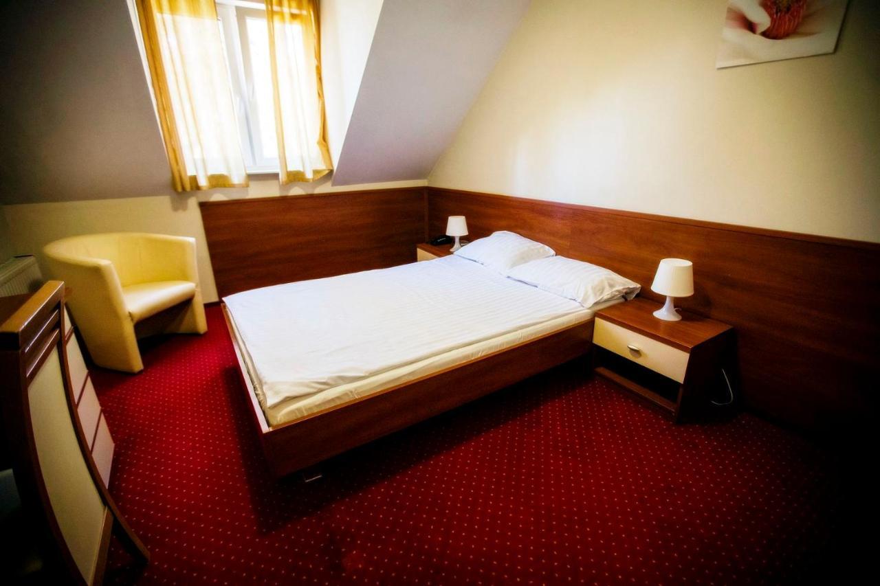Hotel Luka Радом Екстериор снимка