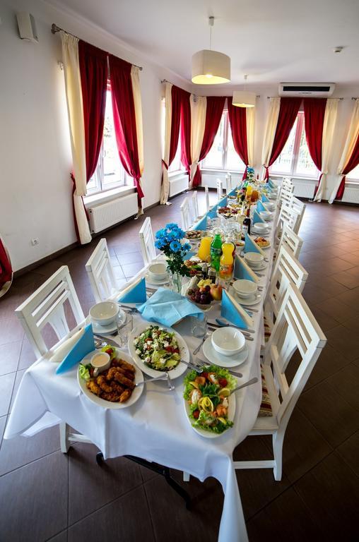 Hotel Luka Радом Екстериор снимка